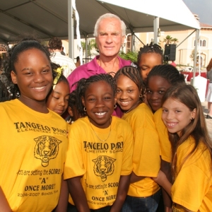 Mr-Rosen-with-Students-Rosen-Tangelo-Park-Function